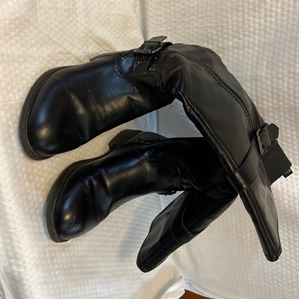 HIGH BLACK BOOTS MAYBE TO KAFT BOOTS HAVE ZIPPER SIZE 8 women